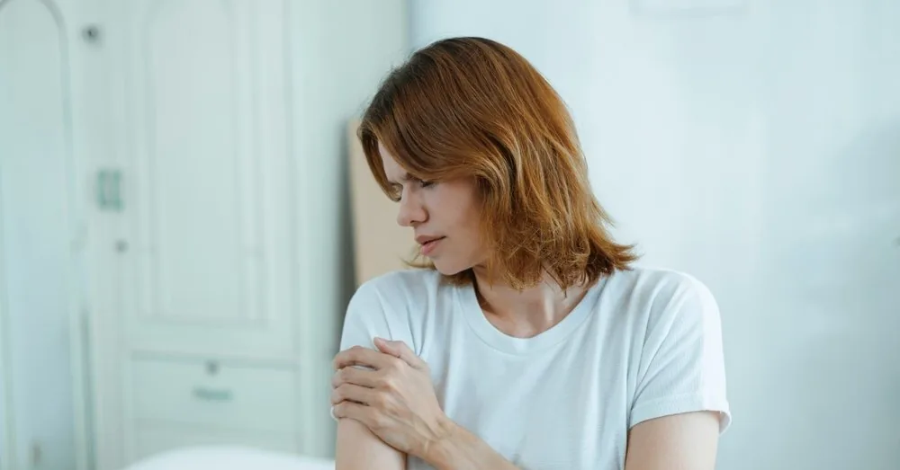 The room seems to burn: specialist reveals what causes this insidious pain