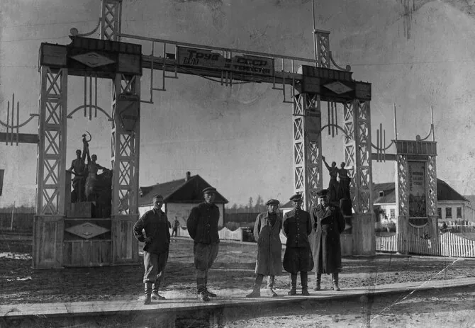 LNM nuotr./Rešotų 7-ojo lagerio vartai. Virš įėjimo kabo populiarus sovietinės propagandos šūkis: „Darbas SSRS – tai garbės, šlovės, šaunumo ir didvyriškumo reikalas“