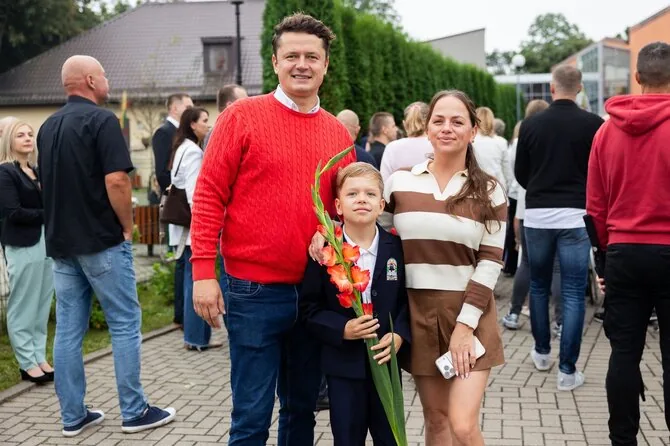 Patricija Adamovič / BNS nuotr./Vilniaus r. Maišiagalos LDK Algirdo gimnazijos Rugsėjo 1-oji su prezidentu Gitanu Nausėda