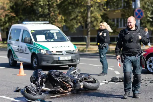 Accident in Vilnius: a car hit a motorcyclist, he was taken to the hospital