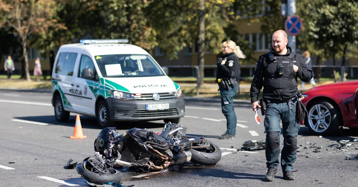 Accident in Vilnius: a car hit a motorcyclist, he was taken to the hospital