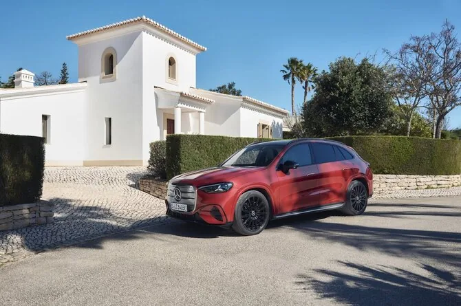 Manufacturer's photo/Electric Mercedes Benz GLC