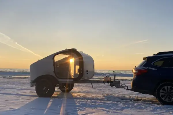 Lithuanians created a cozy mini trailer "URRU" for winter: inviting to try it on wild trips