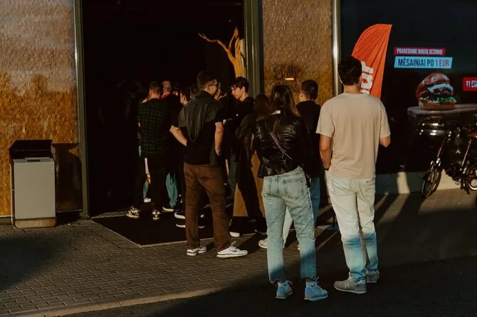 Ievos Markūnaitės nuotr./Eilės prie „OlyBar Sporto baro“