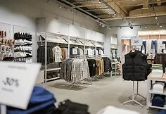Sostinėje „JACK & JONES“ atidarė pirmąją outlet parduotuvę Lietuvoje: joje – ne senos kolekcijos, o pamėgti modeliai su nuolatine 30 % nuolaida