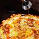 In the "Ogmios miesto" restaurant, "Forno di Martino" bakes pizza romana – the graceful sister of traditional Italian pizza: why will you want to start a romance with it?