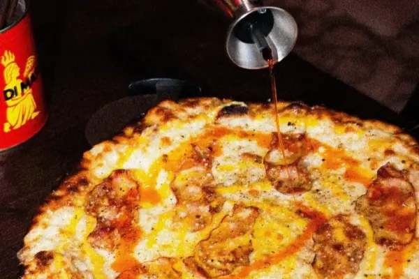 In the "Ogmios miesto" restaurant, "Forno di Martino" bakes pizza romana – the graceful sister of traditional Italian pizza: why will you want to start a romance with it?