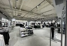 Sostinėje „JACK & JONES“ atidarė pirmąją outlet parduotuvę Lietuvoje: joje – ne senos kolekcijos, o pamėgti modeliai su nuolatine 30 % nuolaida