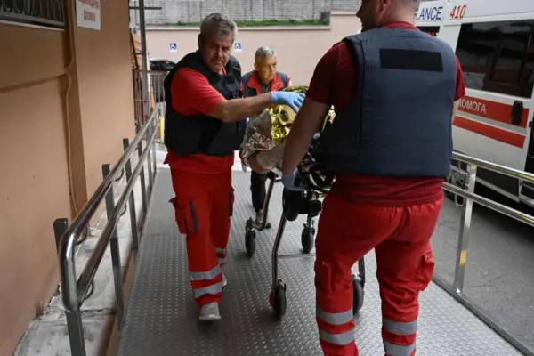 5 people killed in Ukraine near the front line in a Russian drone strike on a minibus
