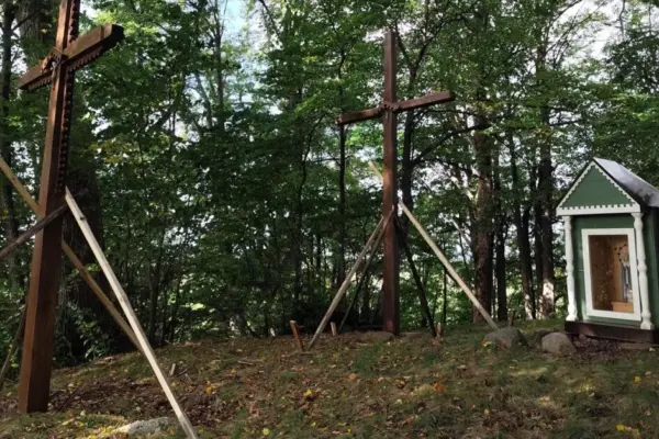 Old cemetery being restored in Kretinga district: old crosses and chapels are being renovated