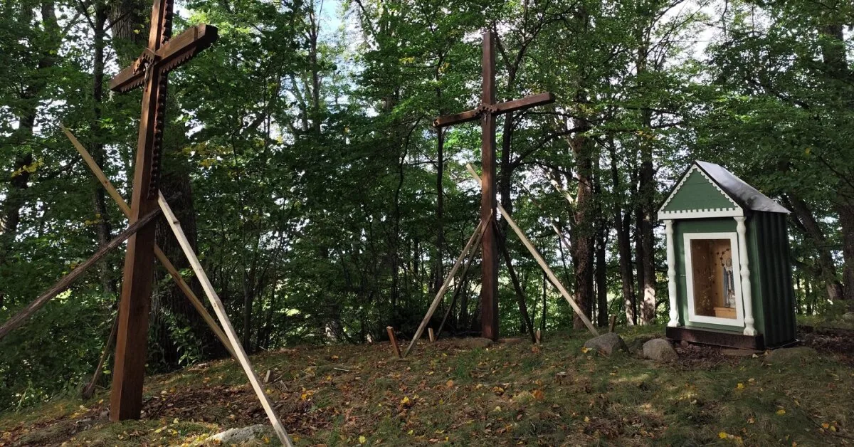 Old cemetery being restored in Kretinga district: old crosses and chapels are being renovated