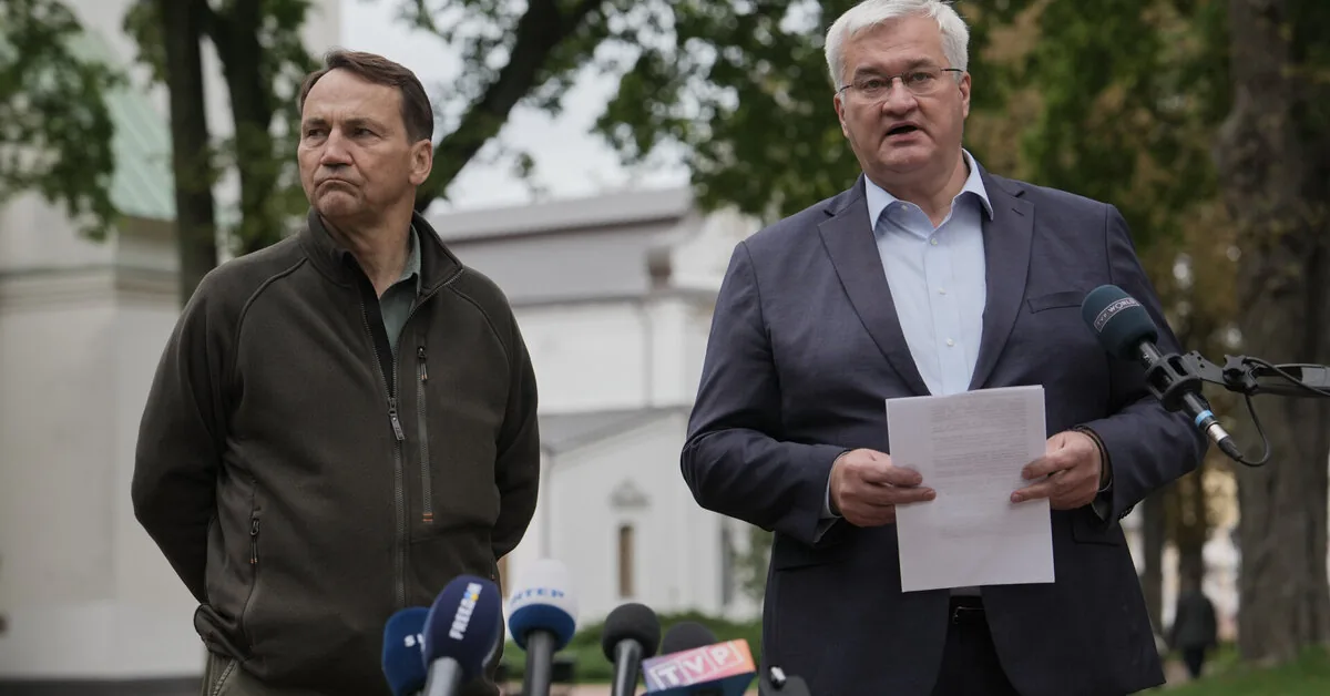 Sikorski visiting Kyiv: Russian attacks near the Polish border are an escalation
