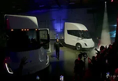 Elon Musk presented the Tesla Semi electric truck