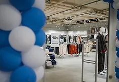 Sostinėje „JACK & JONES“ atidarė pirmąją outlet parduotuvę Lietuvoje: joje – ne senos kolekcijos, o pamėgti modeliai su nuolatine 30 % nuolaida