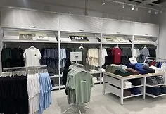 Sostinėje „JACK & JONES“ atidarė pirmąją outlet parduotuvę Lietuvoje: joje – ne senos kolekcijos, o pamėgti modeliai su nuolatine 30 % nuolaida