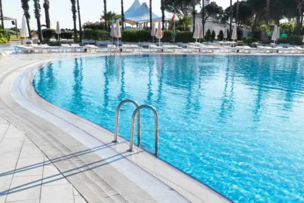 Holiday in Turkey turned into a nightmare for a Brit: after jumping into the pool – paralysis and huge debts
