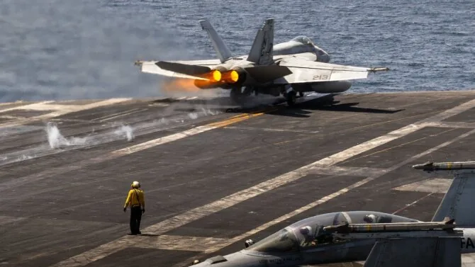 CENTCOM photo/Fighter jet taking off from US aircraft carrier „USS Abraham Lincoln“