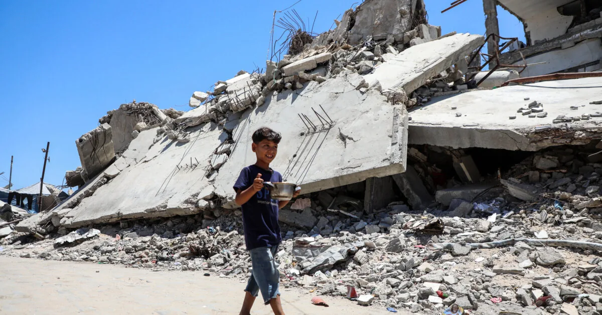 Palestinians are again accused of acting: was the boy carrying flour really shot?
