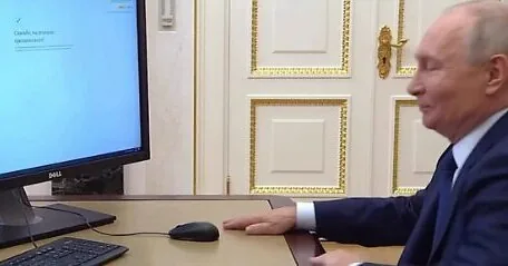 Putin showed how he "voted" online: a contraband monitor and an unactivated Windows