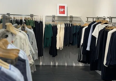 In autumn, „Outlet Park“ welcomes with style news: stylish and carefully selected clothes for women in the new „Toni“ store